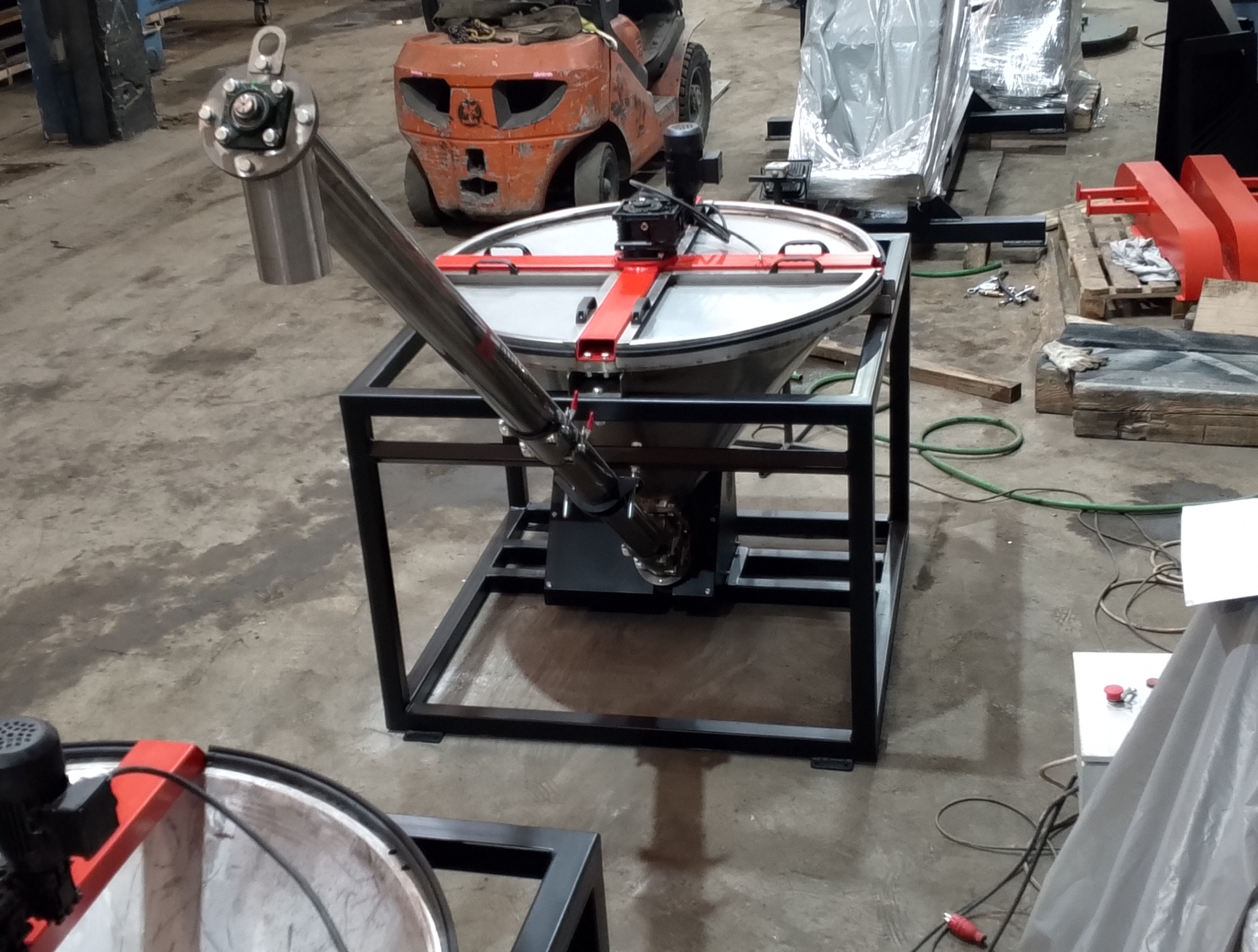 Загрузчик сырья с приемным бункером