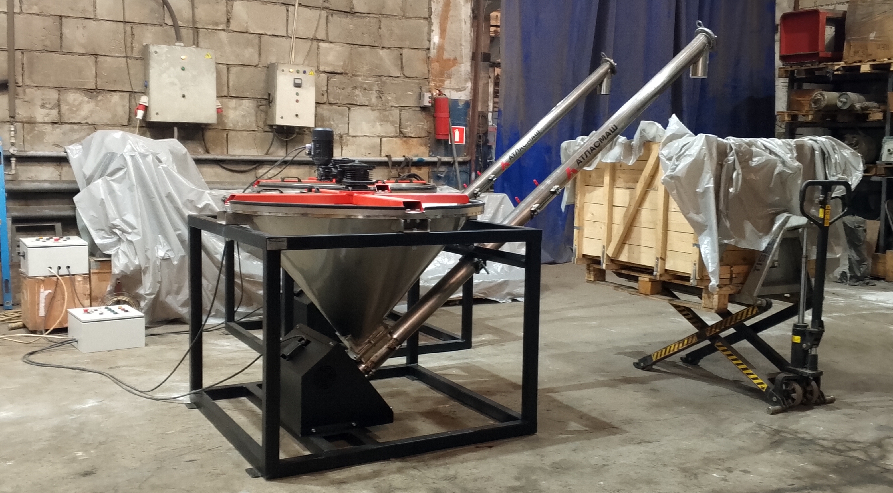 Загрузчик сырья с приемным бункером